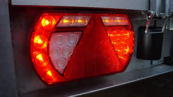 Tieflader 255x153cm 1500kg LED gebremst Rampenschacht – Bild 12