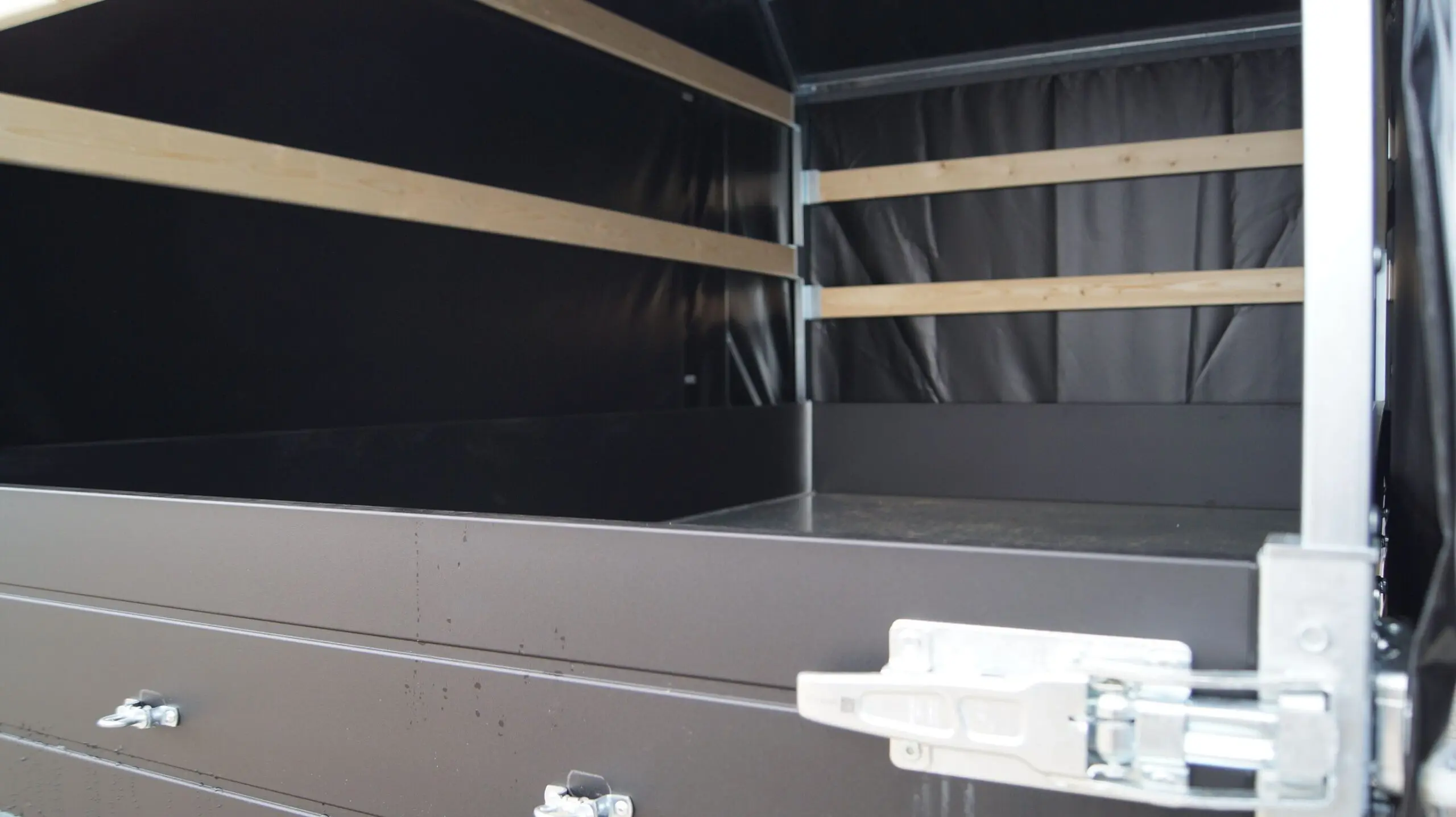 Heckkipper 306 170 2700kg E Black Hochplane mit Fenster – Bild 9