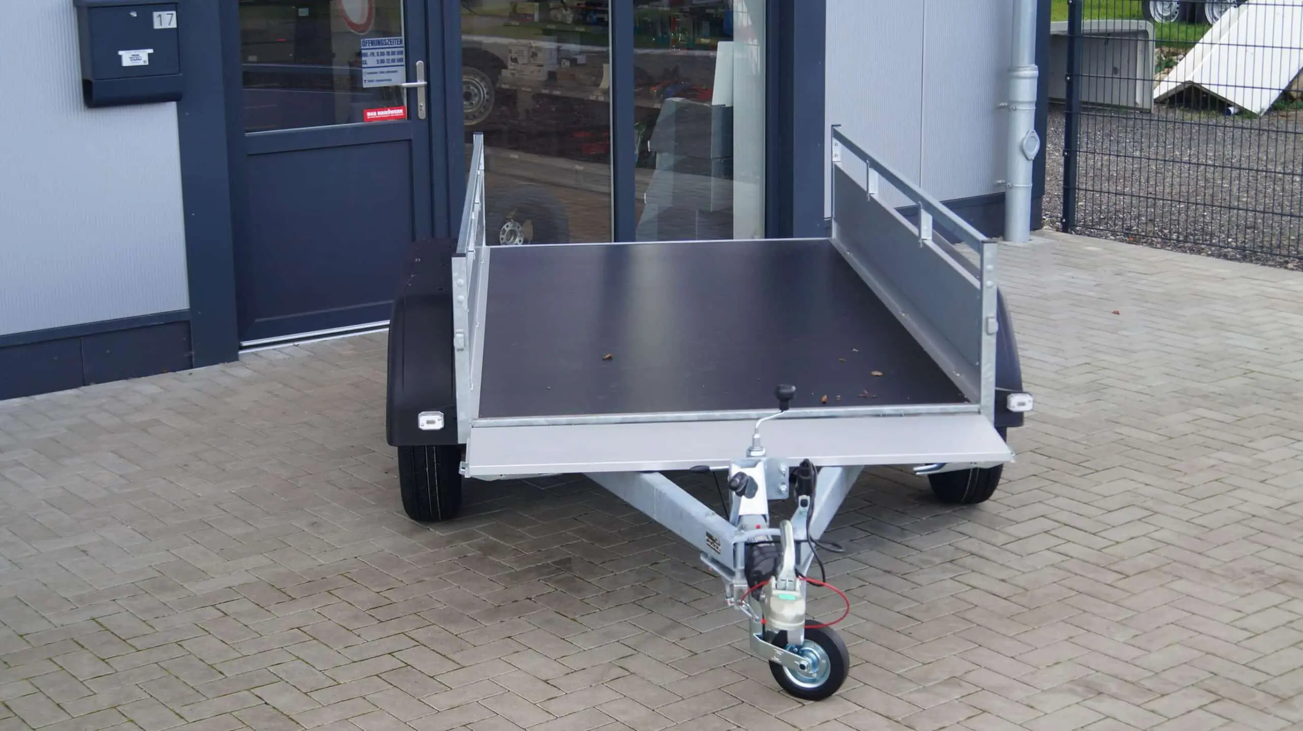 Tieflader 255x133cm 2000kg Klappe vorne – Bild 3