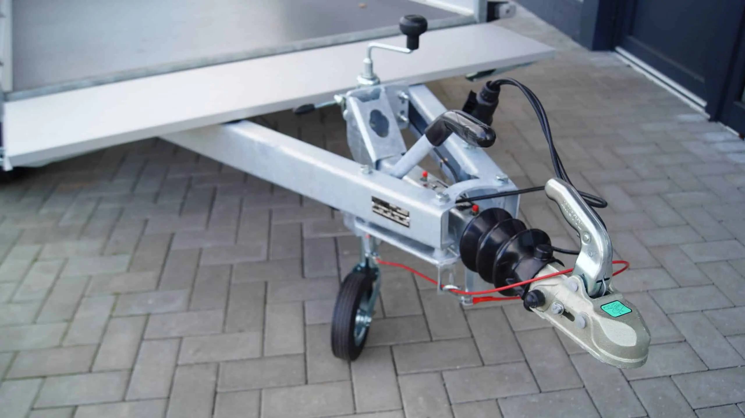 Tieflader 255x133cm 2000kg Klappe vorne – Bild 10