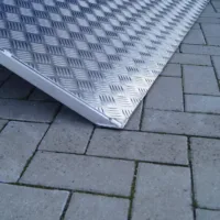 Tieflader 255x153cm 1500kg gebremst Rampe Plane Winde – Bild 7